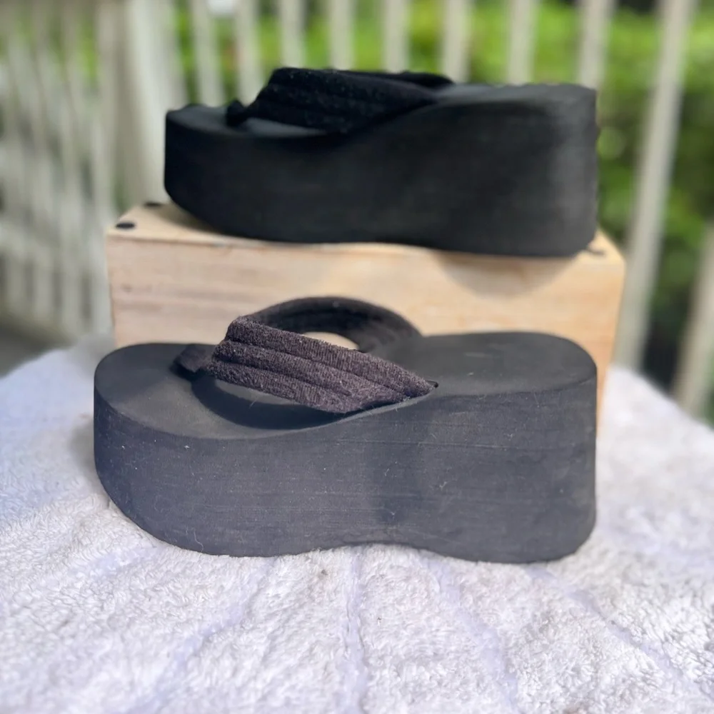 Vintage Black Y2K/90’s Xhilaration Platform Sandals